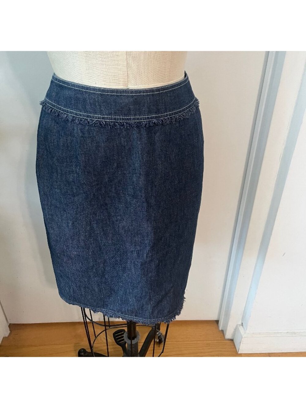 ESCADA Lightweightβ Denim Skirt Size 36 (6)